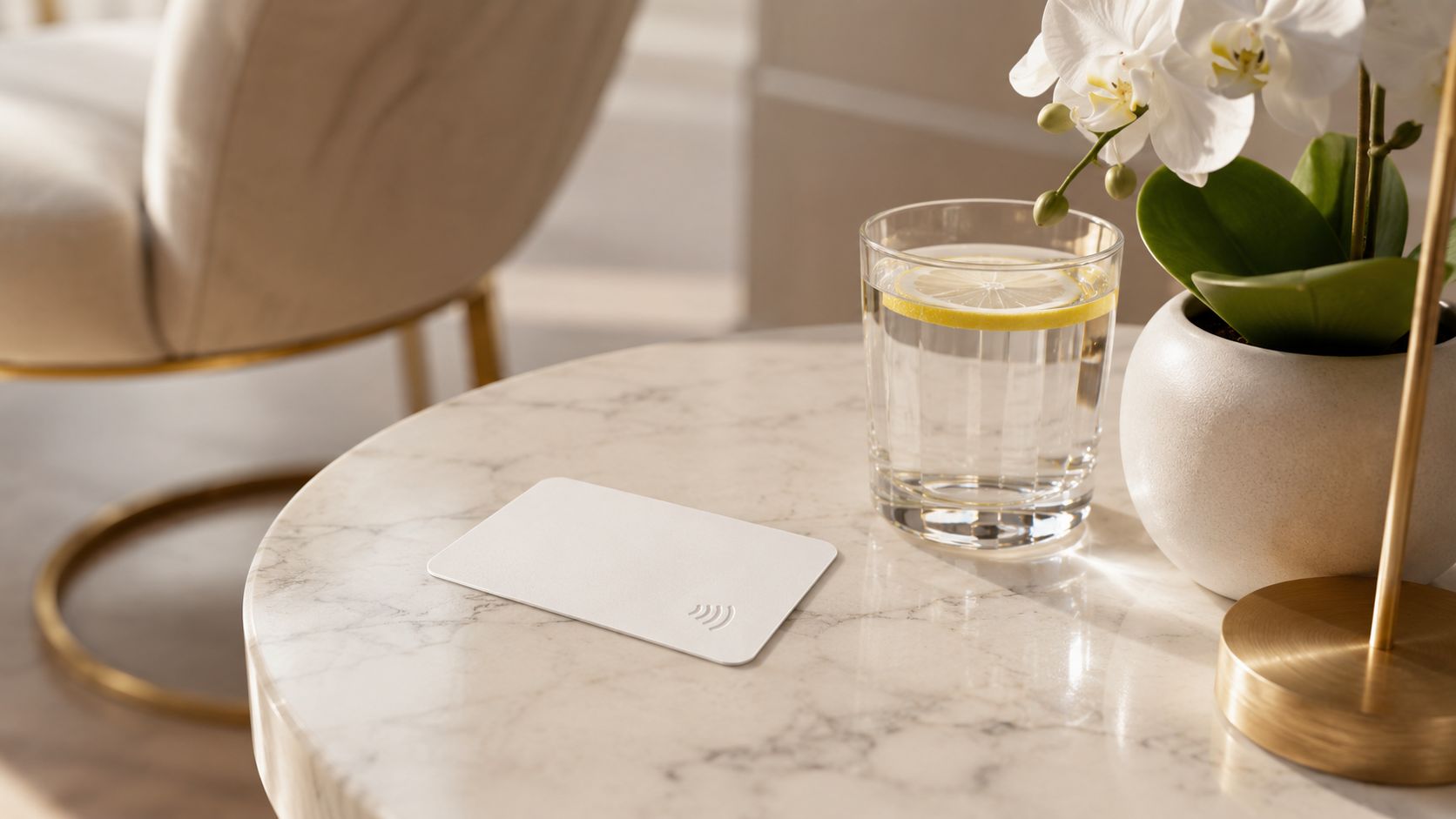 Elegante NFC-reviewkaart op een marmeren bijzettafel in een premium kliniek-wachtruimte